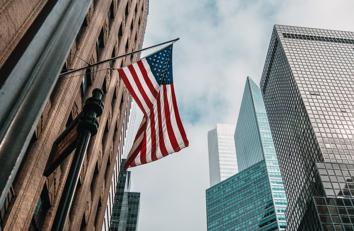Флаг США на здании